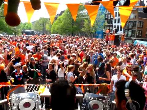 Dirtcaps @ Pleinvrees Koninginnedag 2011 Singel