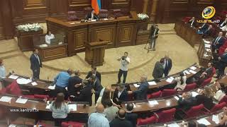Պատգամավորները քաշքշում են միմյանց. ընդմիջման ժամանակ էլ կրքերը չեն հանդարտվում