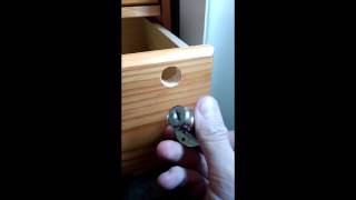 poner una cerradura a un cajon de escritorio