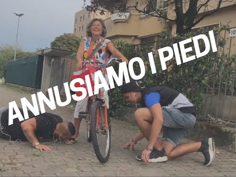 Annusiamo e lecchiamo i piedi alla gente"Feticisti tra la Gente [Esperimento sociale] (The chryde)