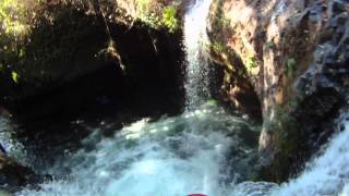 preview picture of video 'Descenso de la primera cascada del Río Costa de Oro'