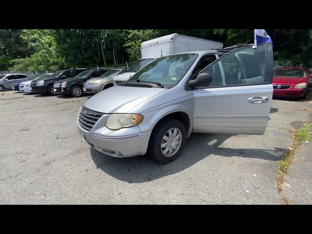 2005 Chrysler Town & Country - Image 13
