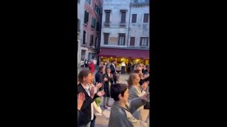 Teatro La Fenice, applauso di musicisti e maestranze dopo la notizia del licenziamento di Venezi