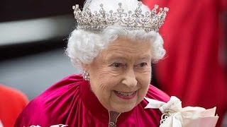 Queen decides not to descend steep stairs during ceremony