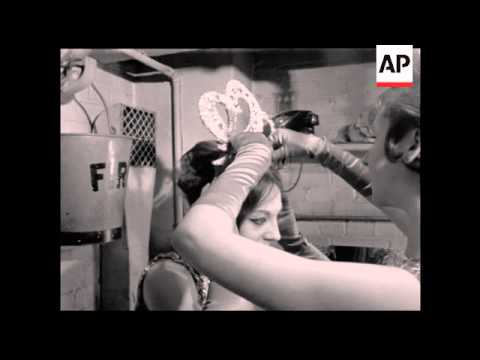 CAN371FAMOUS WINDMILL THEATRE CLOSES IN LONDON