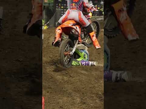 Sexton RUNS OVER Tomac in the 450 main event at Anaheim 1 Supercross!!
