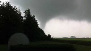 preview picture of video 'Tornado(windhoos)bij Ternaard,Hantum,Foudgum,.(Friesland)Nederland  6-8-2011.'