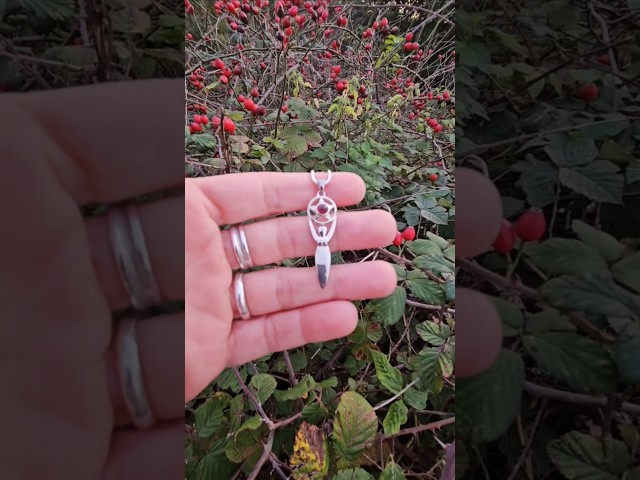 Vídeo relacionado con VASSAGO Collar de diosa de triple luna Wicca, collar de amuleto de pentagrama, joyería de acero inoxidable