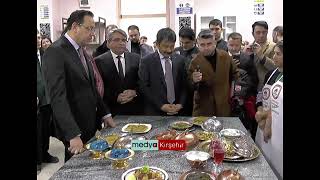 Kırşehir'e gelen Ebubekir Gizligider'in yağmurdan ıslanmama telaşı