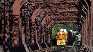 preview picture of video 'I&O Autorack Train on the Central Railroad of Indiana'