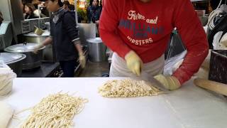 preview picture of video 'Cutting fresh kalguksu (SeoulVillage.com)'