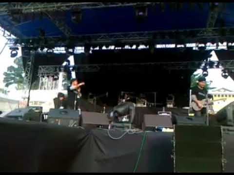 Alfarabiband @ Monster of Metal 2011 Stadium Merdeka. Di awal kemasukan Roll sebagai guitarist.