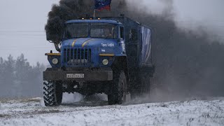 Грязь на выпавшем снегу: гонки грузовиков и легковушек под Томском