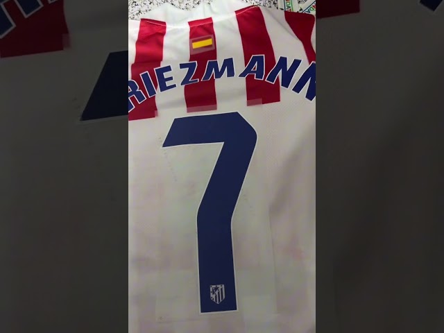 Vídeo relacionado con JYC CREATIVE Bufanda Oficial del Equipo de Fútbol, Equipación Oficial Fútbol Madrid, del Atlético Madrid, para Regalo, Celebraciones, (ATMadrid1, Talla única)