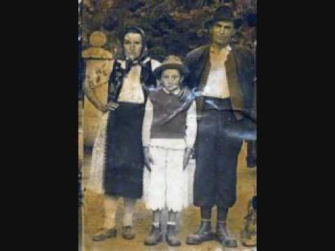 Pe picior din Sâmbăteni / Couples arranged in column dance