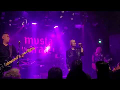 Musta paraati - Romanssi - On the rocks 2023