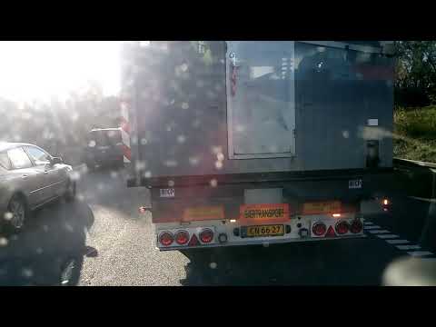 Bil indenom i nødsporet ved uheldskø