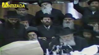 ניגון ארבע בבות בהתוועדות עם הרבי מליובאוויטש - התמונה מוצגת ישירות מתוך אתר האינטרנט יוטיוב. זכויות היוצרים בתמונה שייכות ליוצרה. קישור קרדיט למקור התוכן נמצא בתוך דף הסרטון