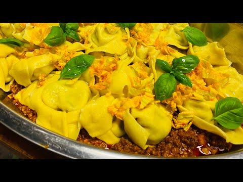 Cappellacci ripieni di zucchine formaggi e basilico su letto di ragù ￼