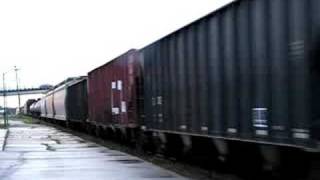 preview picture of video 'Train CN 402 at Portage la Prairie'