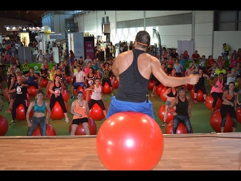 Real Ball Fitness - Rimini Wellness 2017 rimbalza sulla fitball a tempo di musica