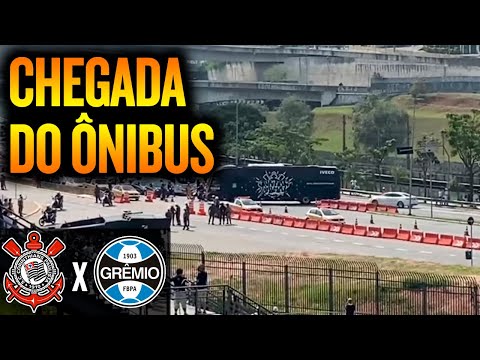 Recepo da Fiel para a chegada nibus do Corinthians para o jogo contra o Grmio