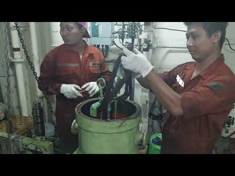 Overhauling M/E Exhaust Valve/ Akasaka Mitsubishi UE Diesel Engine ( 7UEC 45LA)