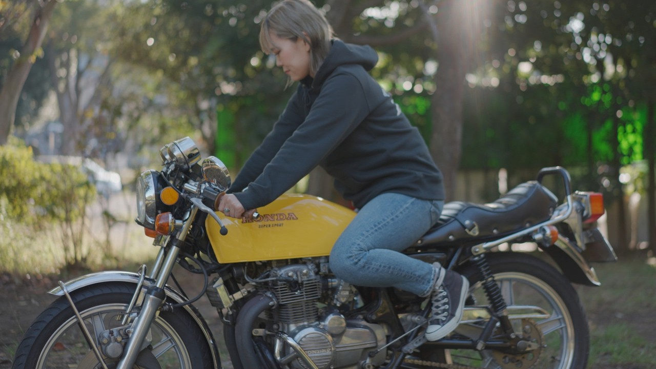 金髪のヨンフォア女子に話しかけてみたらガチのバイク乗りだった