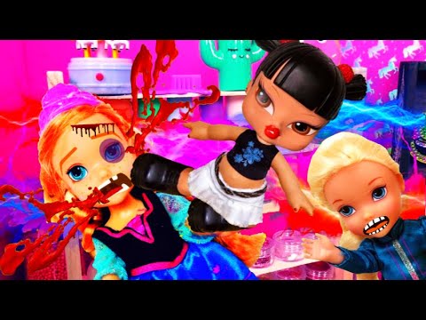 MALL FIGHT ! Elsa and Anna toddlers shopping - Anna gets into a FIGHT at CLAIRE'S !