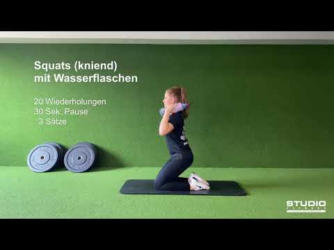 Squats (kniend) mit Wasserflaschen #staystrongstaytogether | Studio Fitness