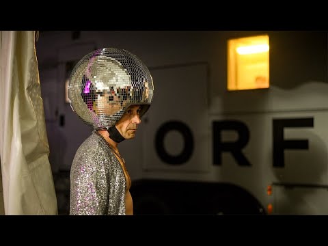 Familie Lässig heult den Mond an