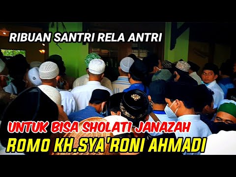 RIBUAN SANTRI BERRGANTIAN SHOLAT JANAZAH DI PEMAKAMAN KH. SYA'RONI AHMADI KUDUS