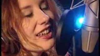 Tori Amos Putting The Damage On Live