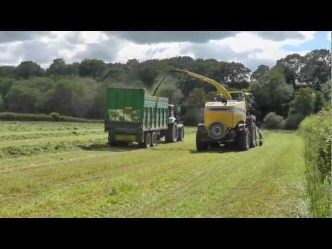 Silage 2011 - New Holland FR 9050 at Grass.