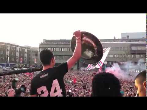 La afición del PSV se rinde al Chucky Lozano en la celebración del título