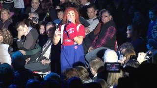 preview picture of video 'Pastelito de Chile en la cloenda del Festival del Circ de Figueres 2014'