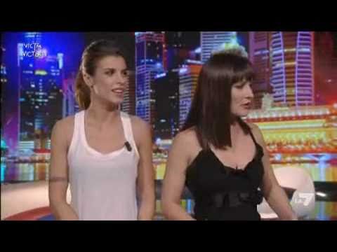 VICTOR VICTORIA, ANTEPRIMA - Elisabetta Canalis presenta Arisa in stile Sanremo