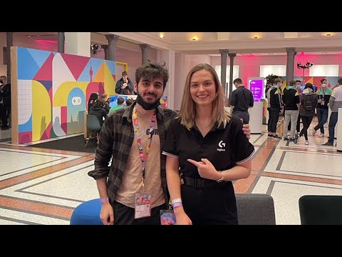 Agurin hat ein Foto mit einer Frau gemacht!