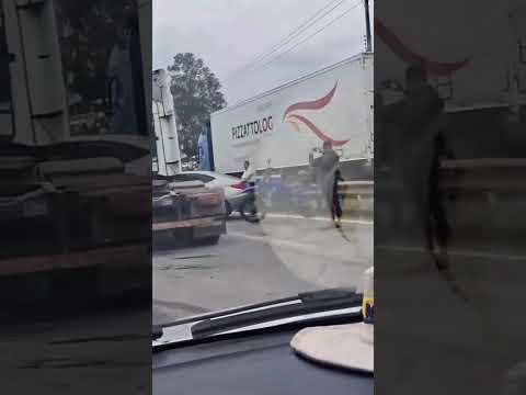 Caminhão e carro colidem na BR-153 e causam congestionamento entre Aparecida e Goiânia