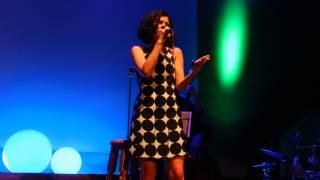 Elena Gadel cantando "Bla bla bla" en Sta.Coloma de Farners