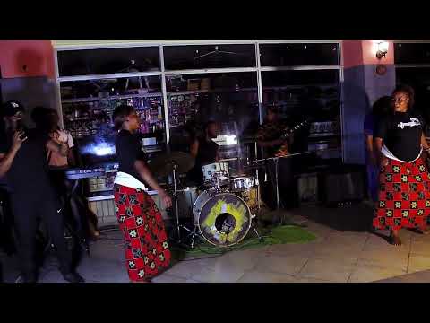 Amayenge asoza Band -Bapondola bana live video _@buzz cafe crossroads mall.Artfiso media