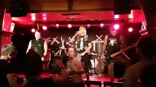 THE CASUALTIES - con Leon cantando&quot;Clase criminal&quot;