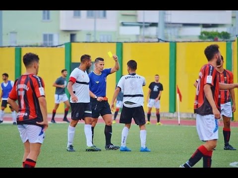 Un pase de balón a Rodo (Arucas CF) deja al delantero frente a Salas al que bate. 2-1