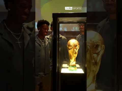 😍 Les Brésiliens admirent les 5 Coupes du monde remportées par leurs prédécesseurs ! 🇧🇷🏆