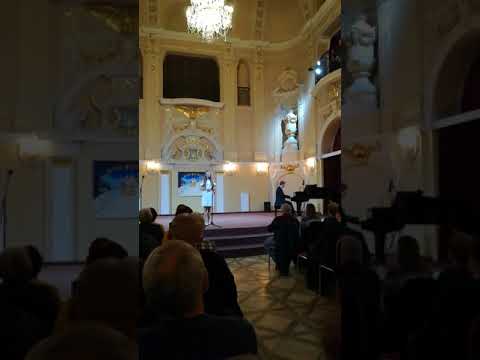 Spí madona s dieťaťom.Sara.