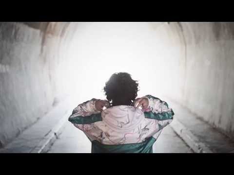 ESKARNIA -  Sola en la sala (A Gloria Fuertes)