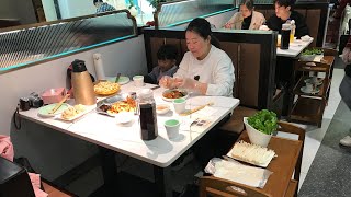 小夫妻带孩子来市区,吃86元的火锅套餐,又买2份汉堡,孩子吃美了 I eat burgers and shrimp hot pot