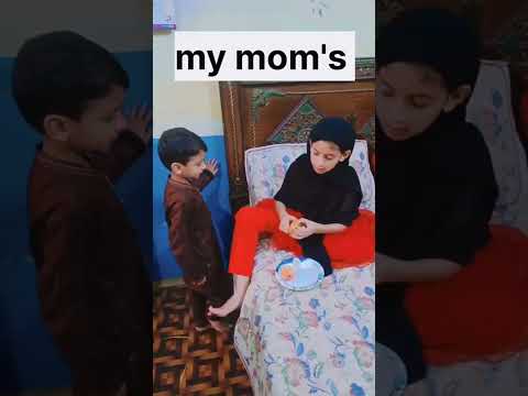 mri mom keery Waly fruit bhi nhi chorti #my mom's #how eat??#viralvideo #trending😯#comedyvideo