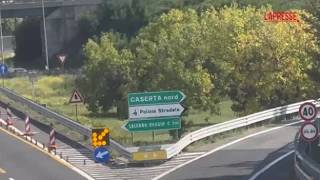 Il video delle lunghe code allo svincolo di Caserta Nord sulla A1 a causa della protesta degli au...