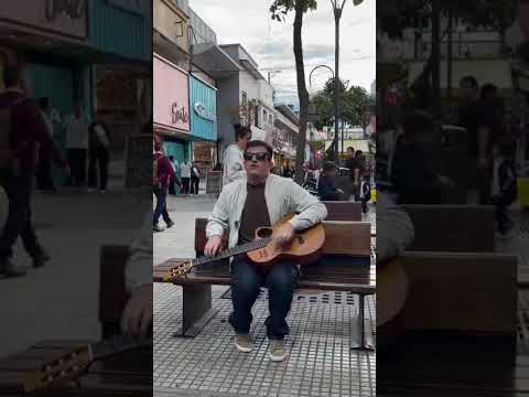 Nahuel Pennisi cantando en la peatonal de San Miguel de Tucumán 